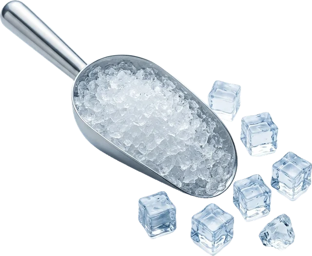 Совок с чешуйчатым льдом и кубики льда для охлаждения продукции